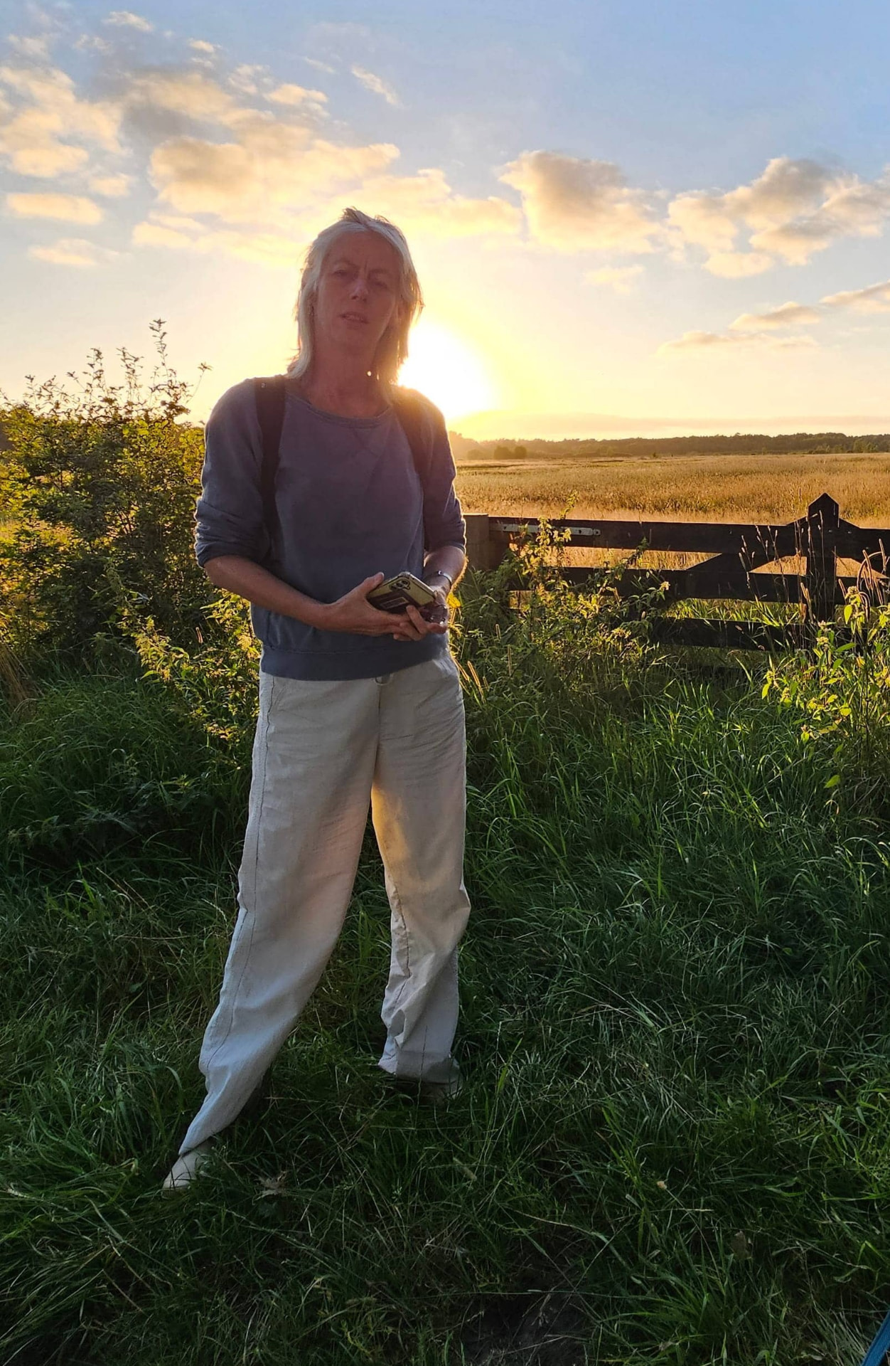 Ivonne van Dijk in het veld bij zonsondergang