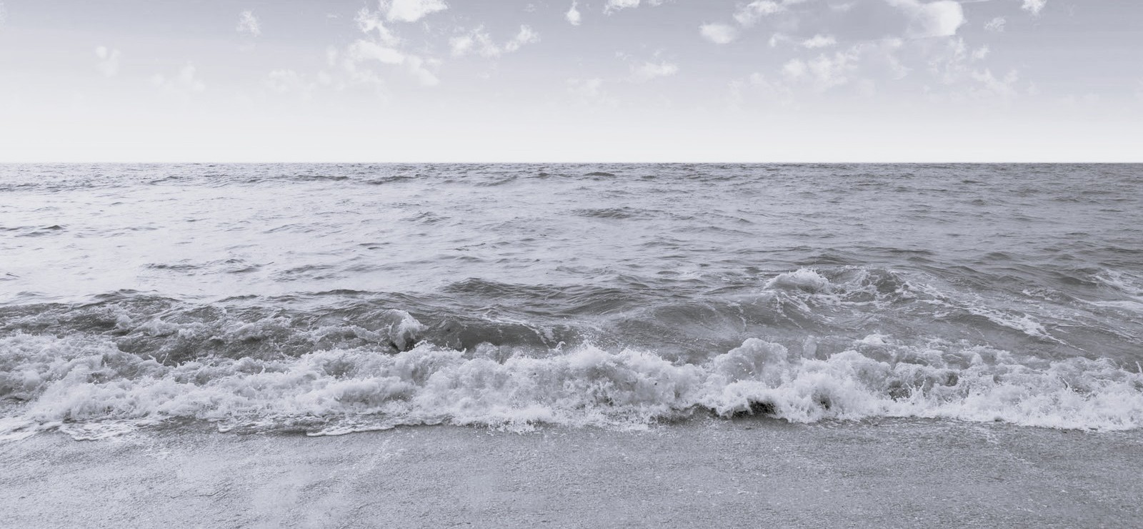 Rustige zee met golven — sfeerbeeld